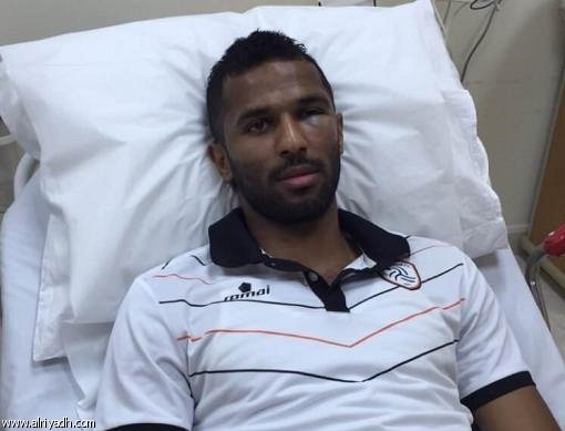 بالصور.. اصابة محمد العويس حارس الشباب بالعين